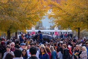 Crowd outside of commencement.