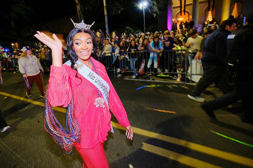 Miss South Alabama waving 