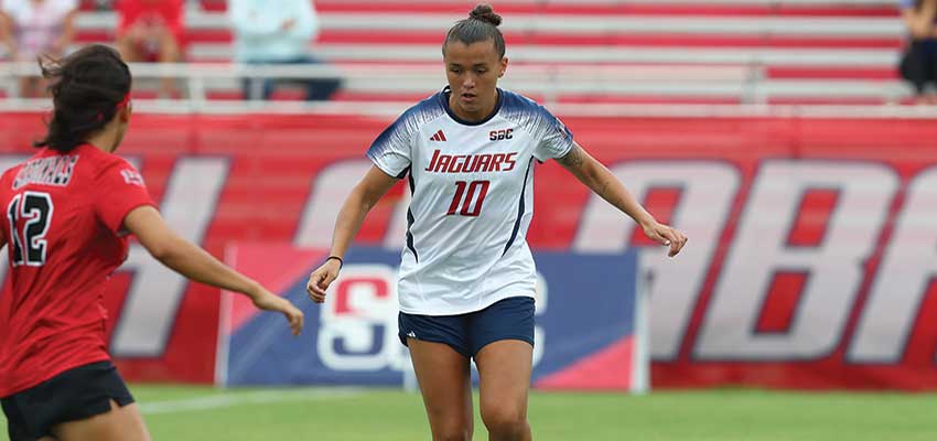 Juliana Lopes playing soccer.